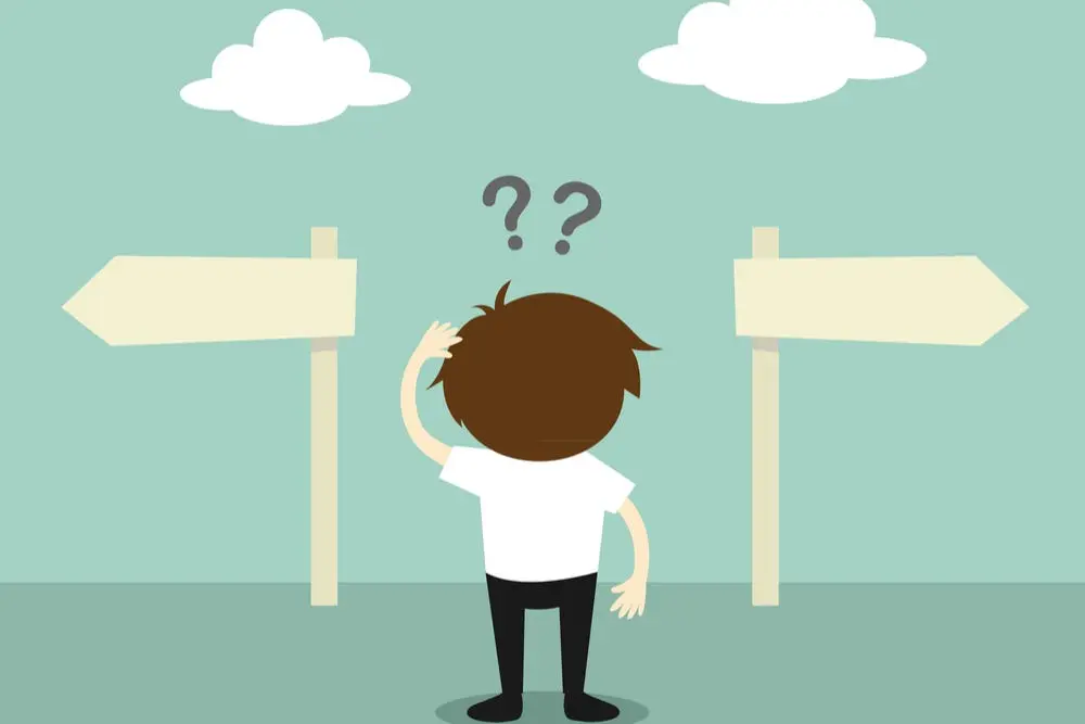 یک فرد در حال فکر کردن با چشمان بسته و دست روی چانه