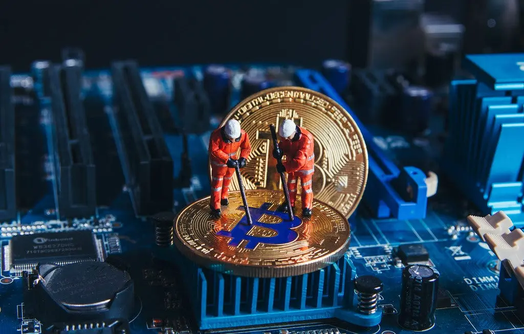 تجهیزات ماینینگ بیت‌کوین در یک فارم استخراج