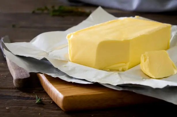 کره گاو در ظرف شیشه‌ای با لöffel چوبی