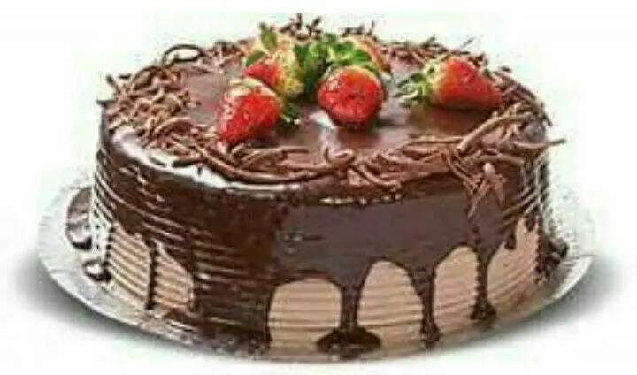 کیک بسته‌بندی چندلایه با دکوراسیون شکلاتی و کرمی