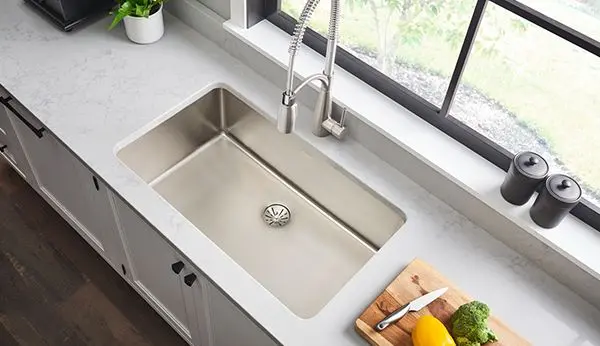 نمونه‌ای از روشویی کابینتی با طراحی مدرن و ادغام در کابینت