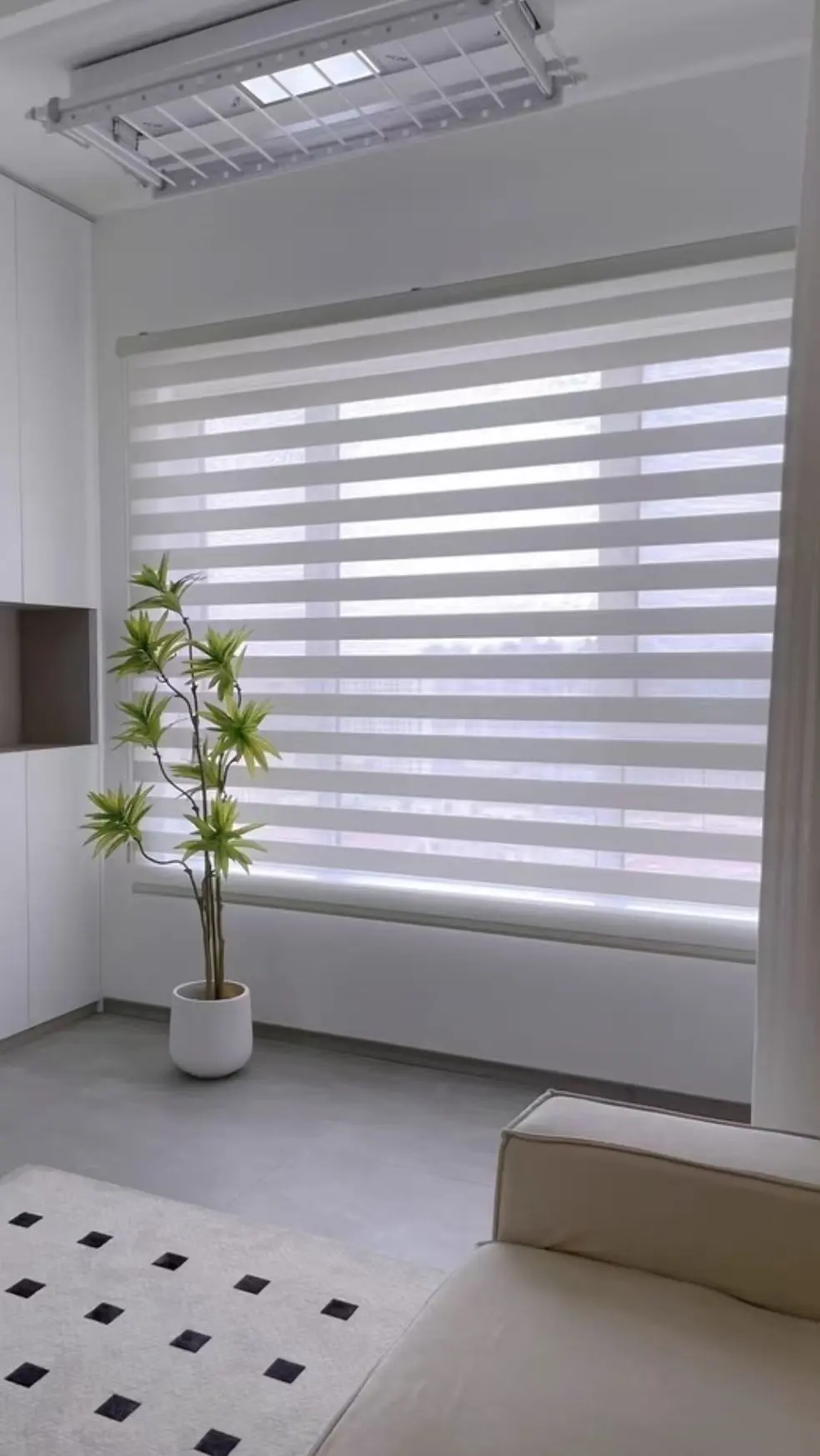 نمونه پرده زبرا با طرح خطوط افقی و پارچه سبک