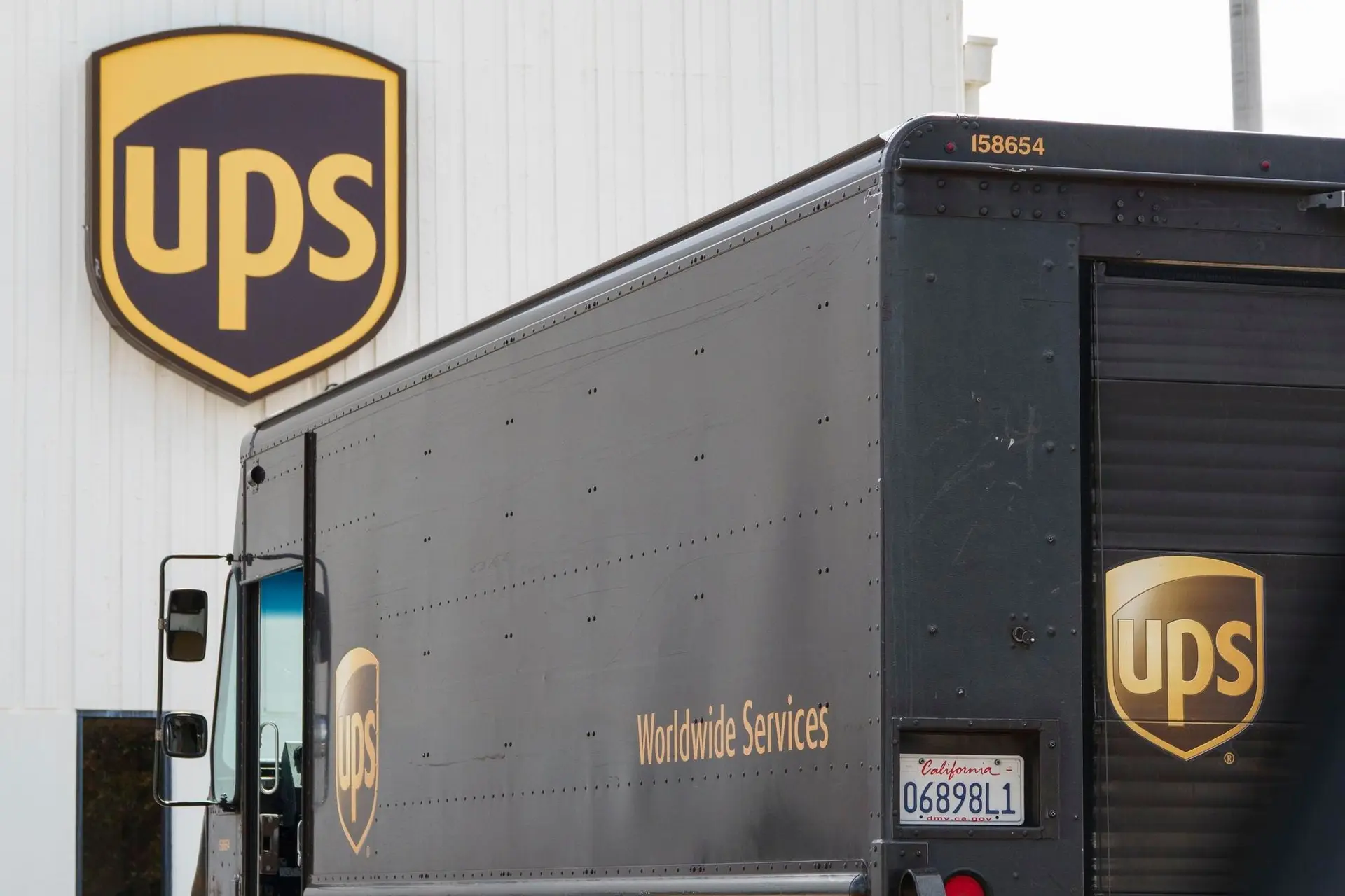 نمونه‌ای از یک سیستم دوربین مداربسته با UPS نصب شده برای تأمین برق بدون وقفه