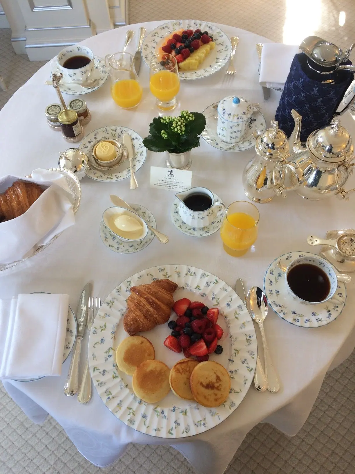 میز صبحانه چوبی با طراحی سنتی و زیبا