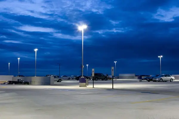 پارکینگ مدرن با چراغ‌های LED و روشنایی یکنواخت