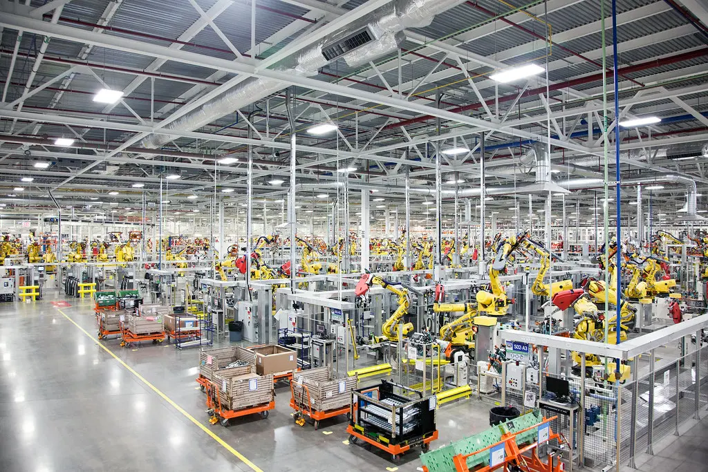 نمایی از یک کارخانه صنعتی با ساختمان‌های مدرن و تجهیزات تولیدی