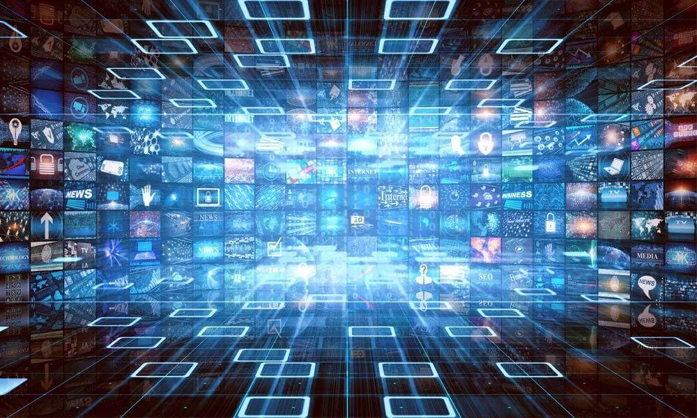 یک تیم کاری در حال بحث و برنامه‌ریزی برای توسعه رسانه تخصصی