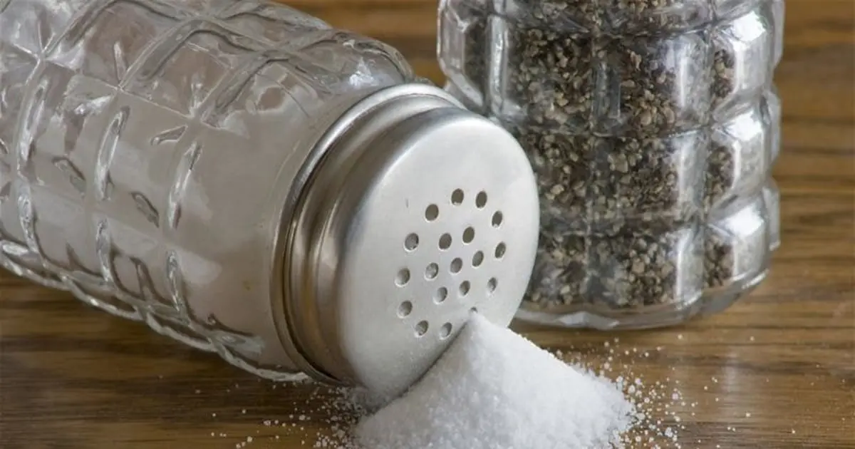 نمک‌های مختلف در ظروف مختلف برای استفاده در آشپزی
