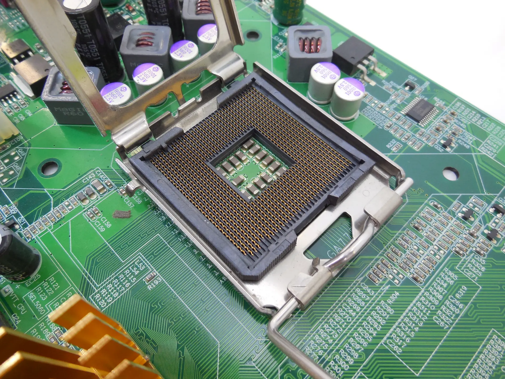مادربرد با سوکت LGA 1700 و چیپست Z790 برای پردازندههای اینتل سری ۱۳م
