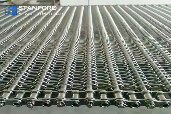 تسمه فولادی ضدزنگ با سطح صاف و بدون زنگزدگی، مناسب برای انتقال مواد در محیطهای صنعتی