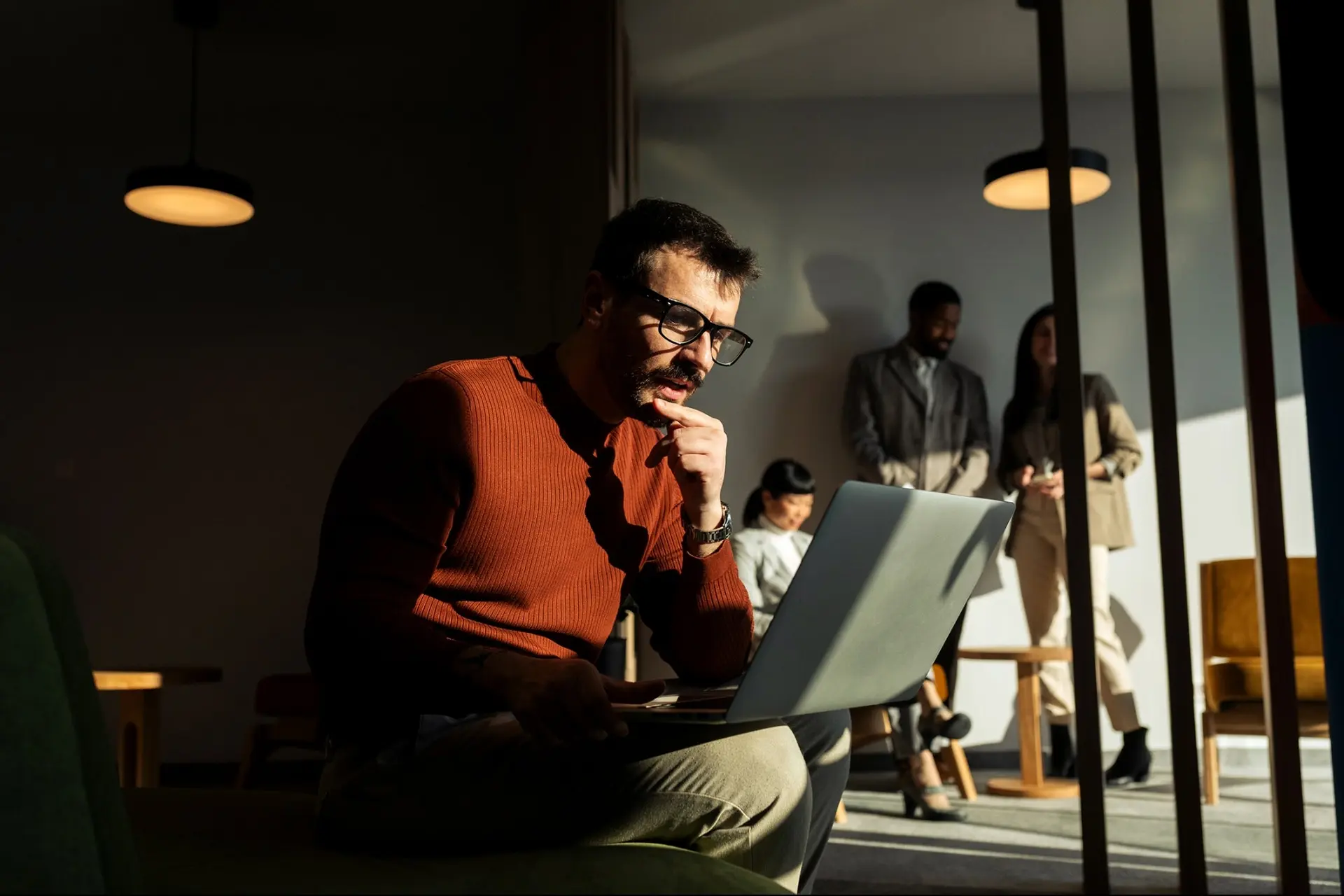 یک تیم کارآفرین در حال بحث و برنامه‌ریزی برای توسعه کسب‌وکارهای جدید