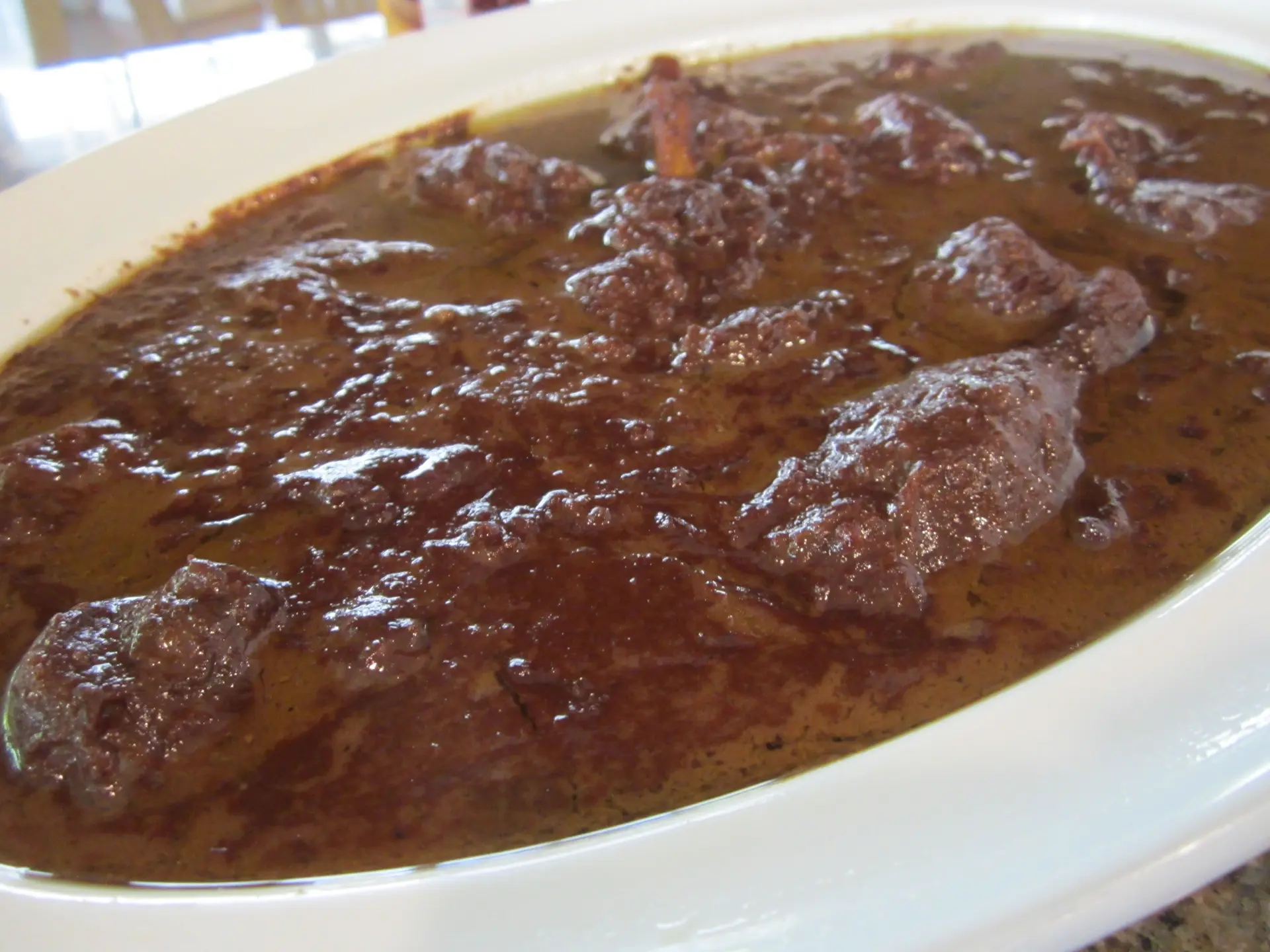 فسنجان مجلسی سرو شده در ظرف بزرگ با سبزیجات تازه