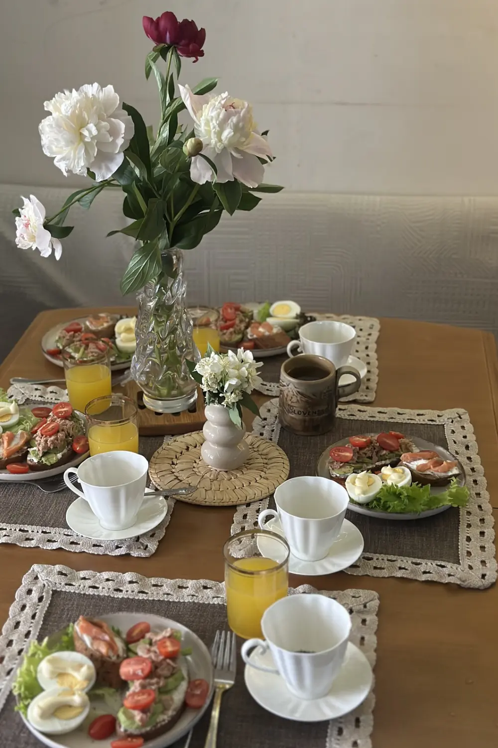 میز صبحانه فلزی با طراحی صنعتی و مدرن
