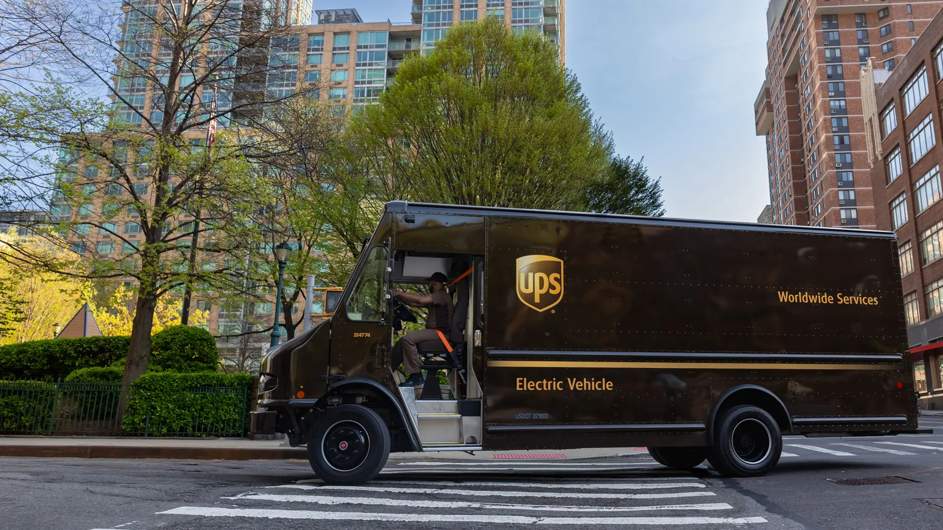 نمونه‌ای از یک دستگاه UPS آنلاین برای محافظت از تجهیزات حساس