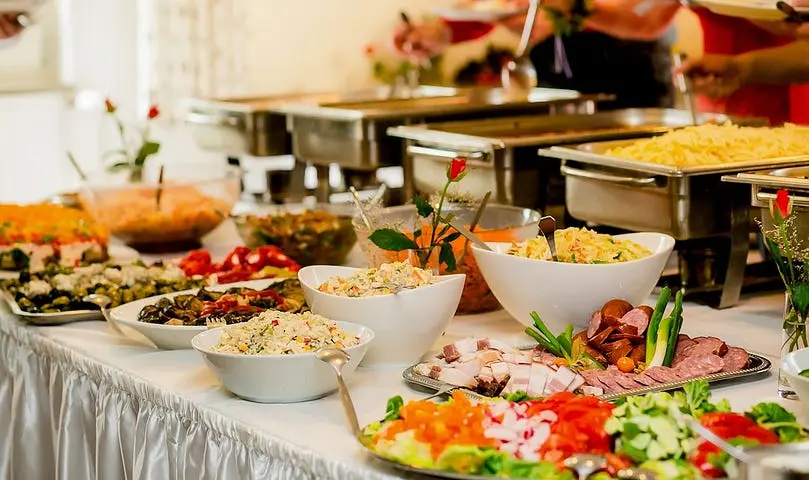 یک میز غذا با دکوراسیون زیبا و غذاهای متنوع برای یک مراسم خاص