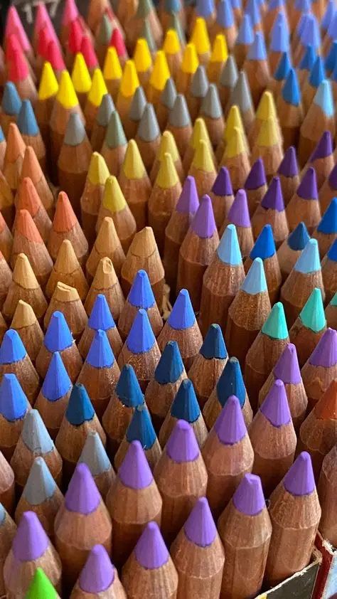 نمونه‌ای از مدادهای رنگی حرفه‌ای با طراحی مدرن و رنگ‌های متنوع