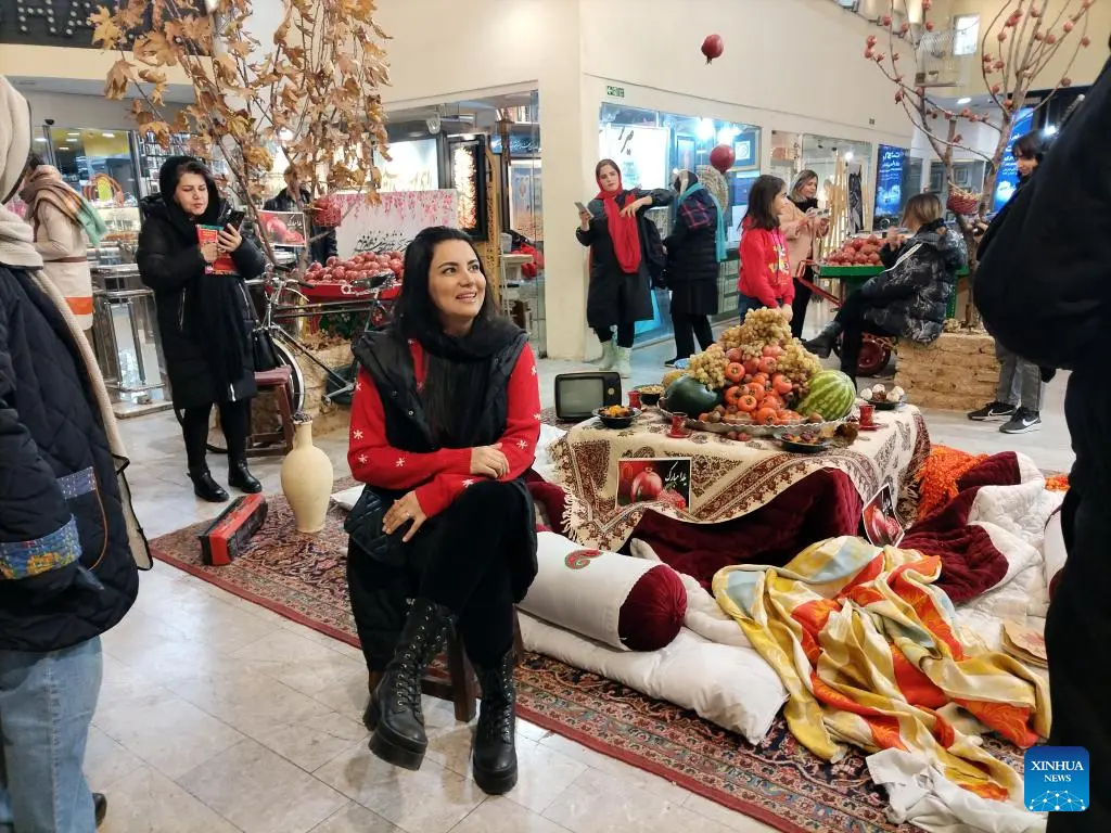 مهمانان در حال جشن شب یلدا با نورپردازی گرم و دلنشین