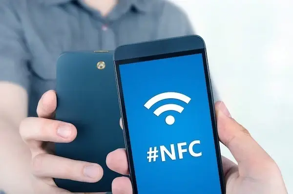نمونه‌ای از دستگاه‌های مختلفی که از فناوری NFC برای کاربردهای مختلف استفاده می‌کنند
