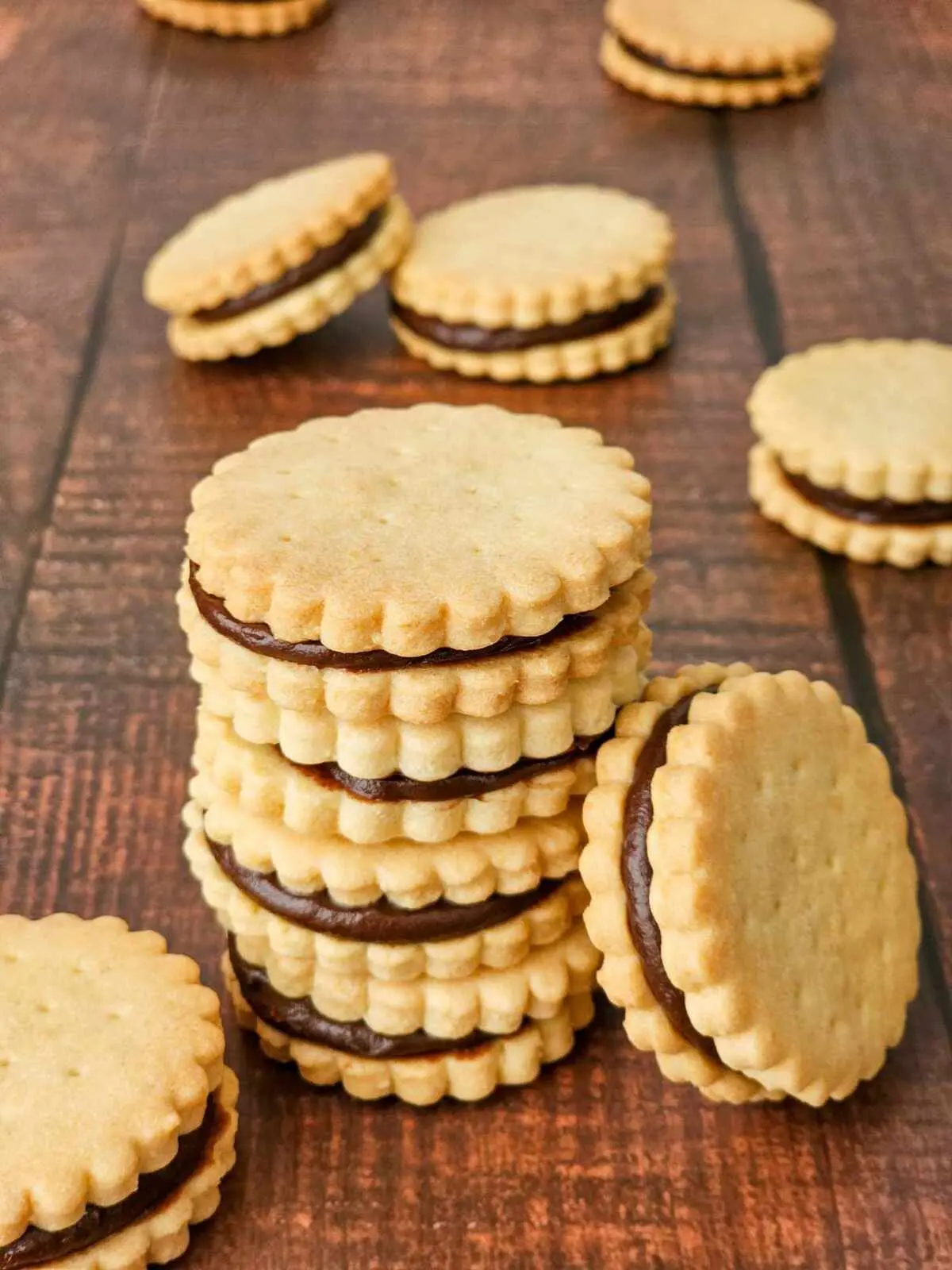 بیسکویت شکلاتی با آجیل و شکلات مایع