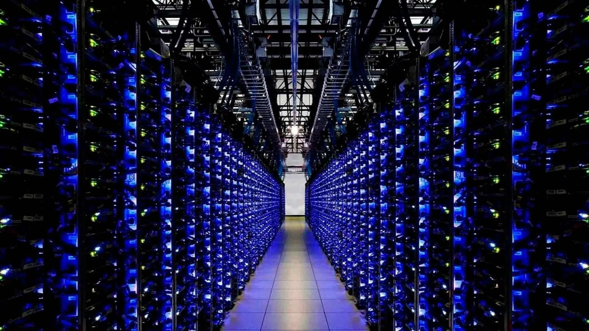 نمونهای از آرایه دیسکهای RAID در یک سرور