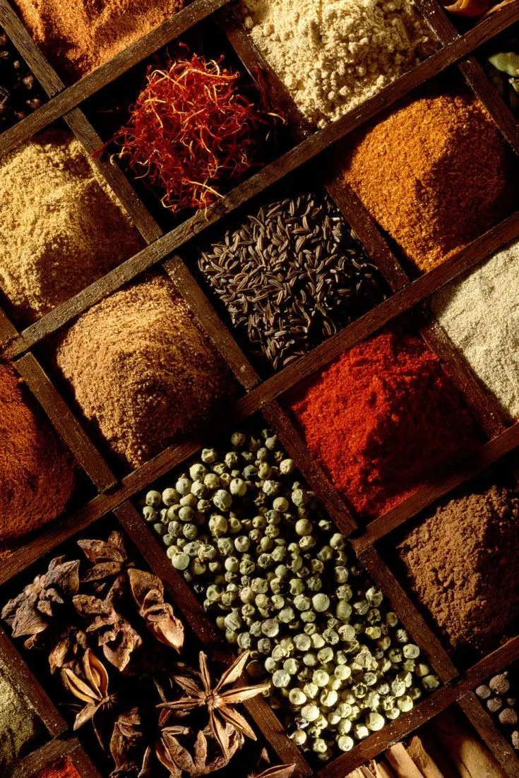 ادویه‌های شیرین مانند دارچین و کرفس برای دسرها