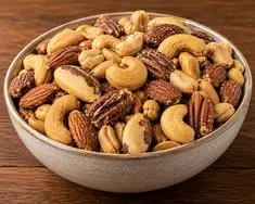 آجیل‌های مخلوط در یک ظرف شیشه‌ای با بسته‌بندی سالم و بدون افزودنی