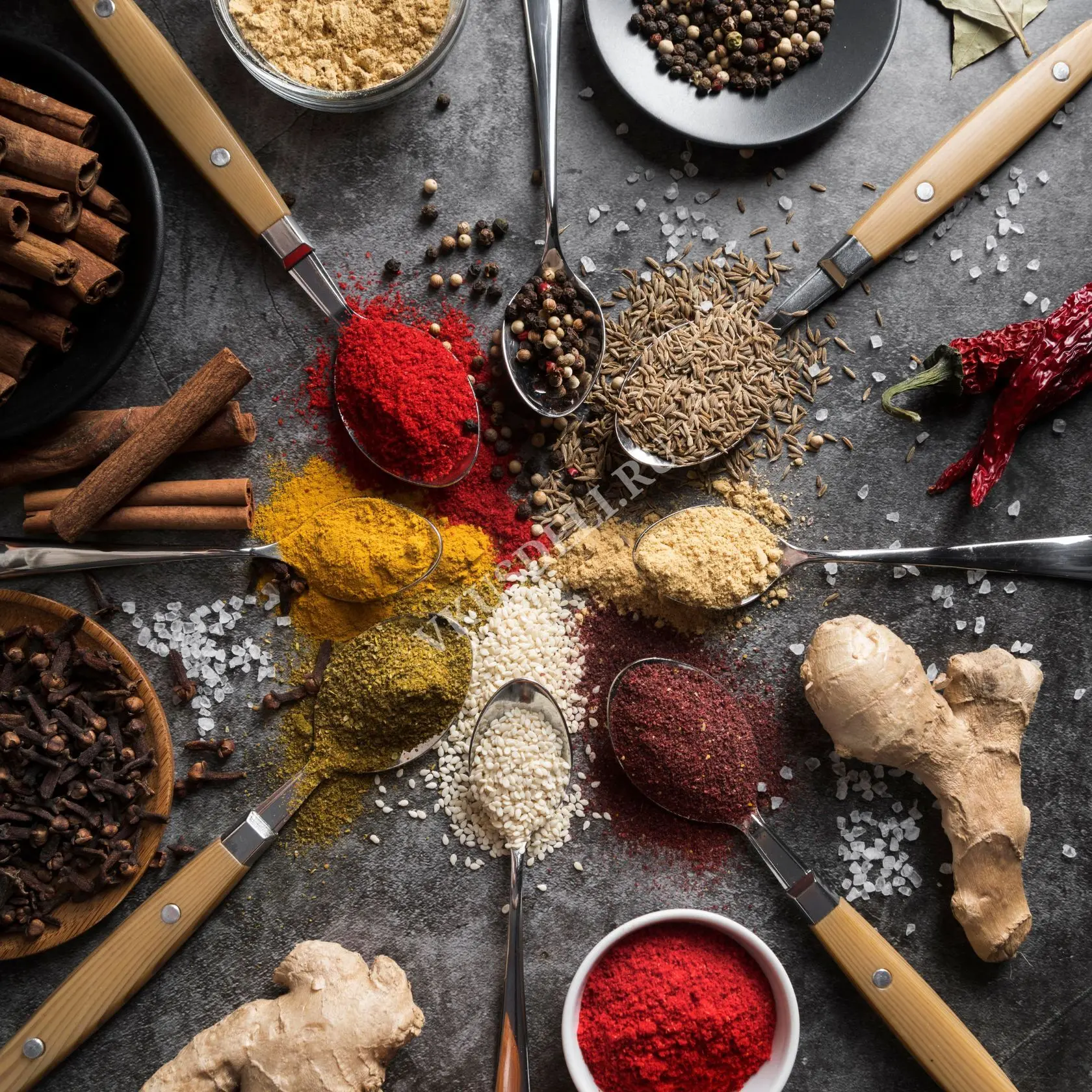 مجموعه‌ای از ادویه‌های مختلف برای غذاهای اصلی