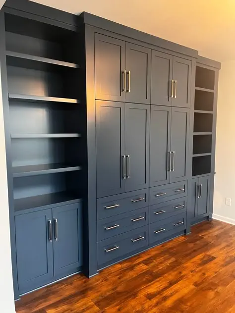 نمونه‌ای از کابینت انزو با طراحی یکپارچه و بدون دستگیره در آشپزخانه مدرن