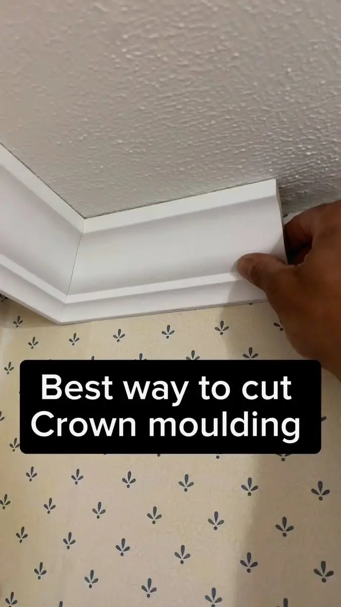 مقایسه قرنیزهای ساخته شده از مواد مختلف مانند چوب، MDF و PVC