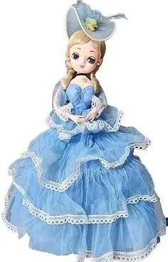 کودکی که با عروسکی نرم و رنگارنگ بازی می‌کند