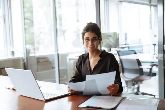 یک حسابدار در حال بررسی و تحلیل دادههای مالی در کامپیوتر خود