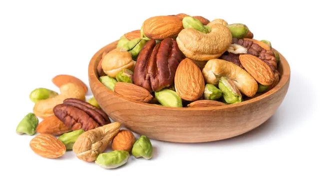 چندین نوع آجیل مخلوط در ظرف‌های جداگانه برای انتخاب آسان