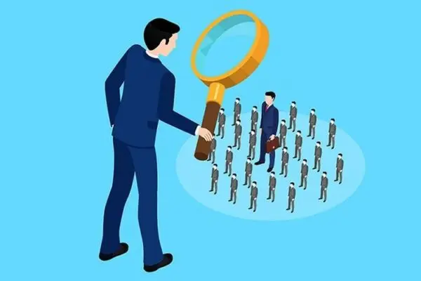 نرم‌افزارهای مدیریت منابع انسانی در حال نمایش داده‌های استخدامی بر روی صفحه نمایش