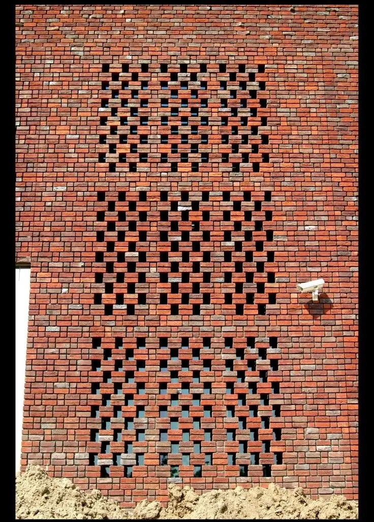 دیوارچینی با آجر سوراخ‌دار در یک ساختمان مسکونی که نشان‌دهنده کاربرد آن در دیوارهای خارجی است