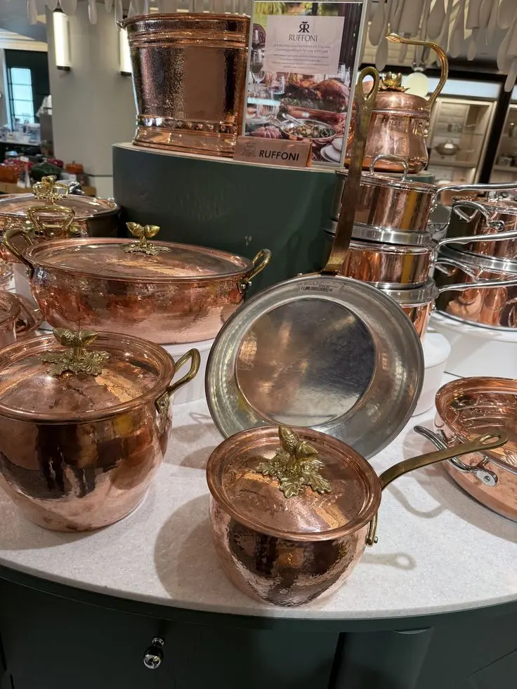 قوری مسی با دسته چوبی برای پخت غذاهای سنتی
