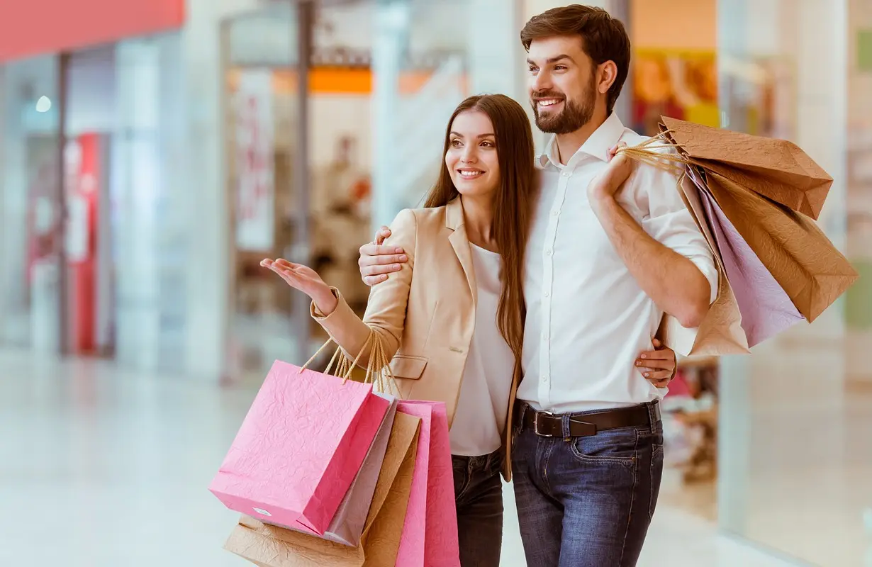 یک فرد در حال انتخاب محصول از روی قفسه در یک مغازه