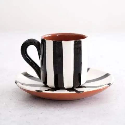 فنجان اسپرسو با طراحی مدرن و کرم روی سطح آن