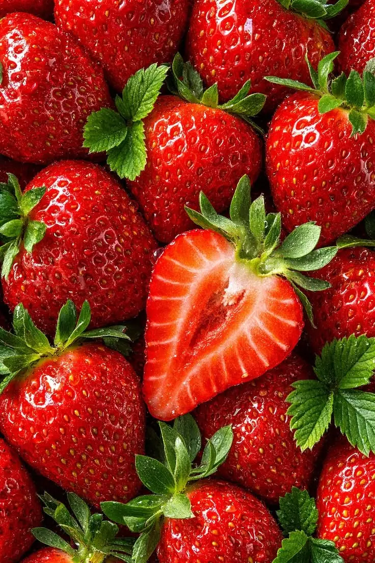توت فرنگی تازه و قرمز رنگ در یک سبد چوبی