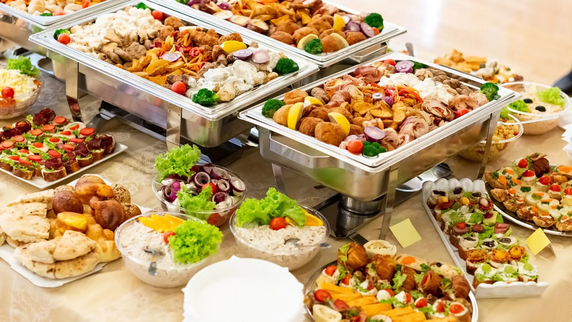 سرویس غذا در مراسم با دکوراسیون زیبا و میزهای آراسته