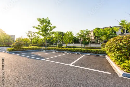 نمونه‌ای از پارکینگ چندسطحی با سیستم حمل‌ونقل عمودی