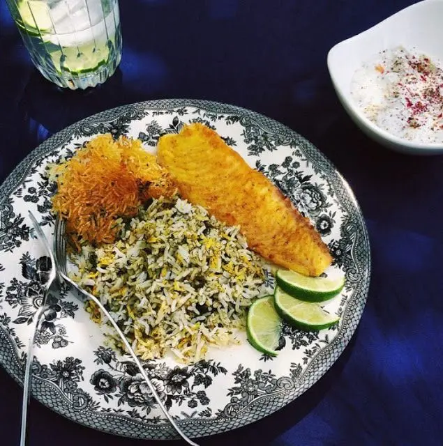 سبزی پلو با ماهی در ظرف چوبی
