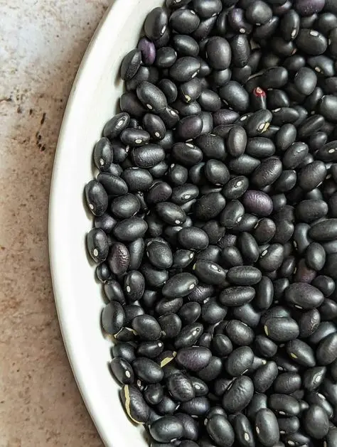 لوبیا سیاه ایرانی در ظرف چوبی