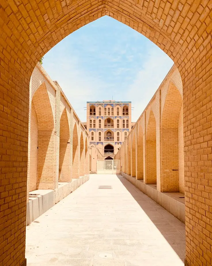 یک نمونه از معماری سنتی ایرانی با استفاده از گنبد و ایوان در یک خانه روستایی