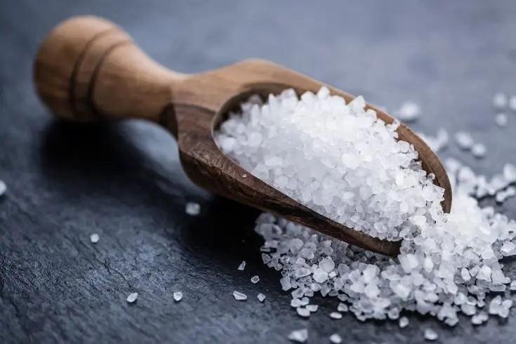 نمک‌های مختلف خوراکی در ظروف شیشه‌ای