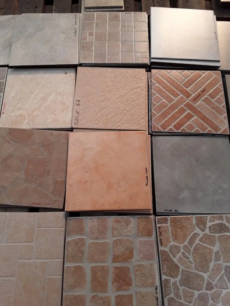 آشپزخانه مدرن با استفاده از کاشی مترویی در دیوار و پشت کابینت‌ها