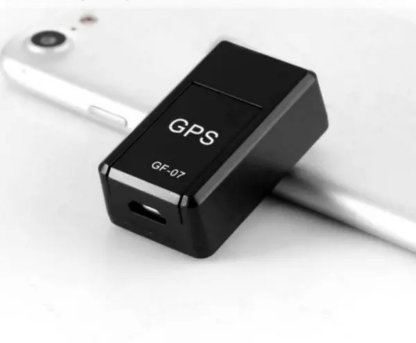 دستگاه GPS دستی با صفحه نمایش کوچک و طراحی ساده برای استفاده در خودرو