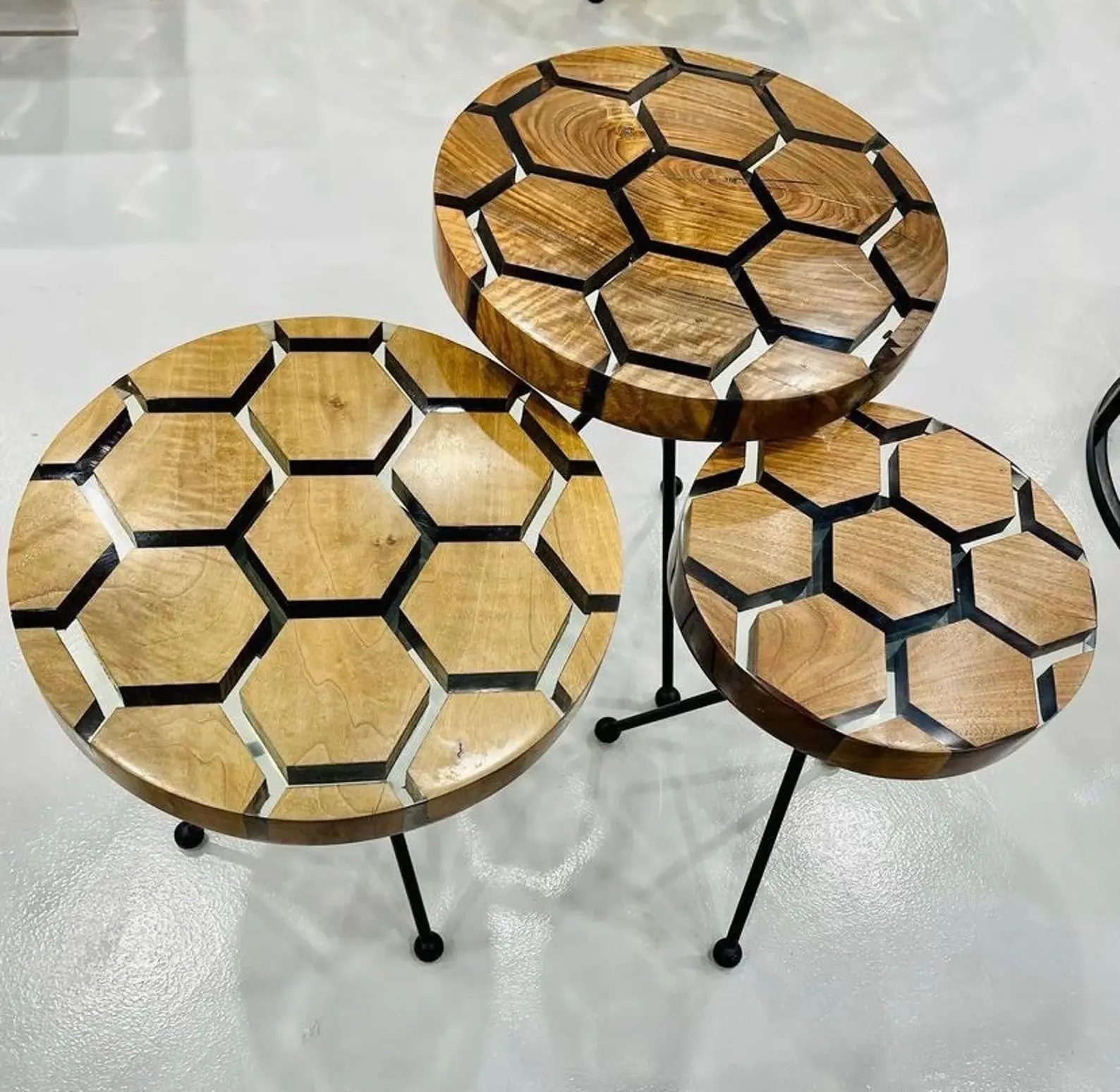 میز عسلی با طراحی ساده و مناسب برای استفاده در فضاهای کوچک