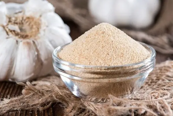 مقایسه پودر سیر با سیر تازه در یک ظرف چوبی