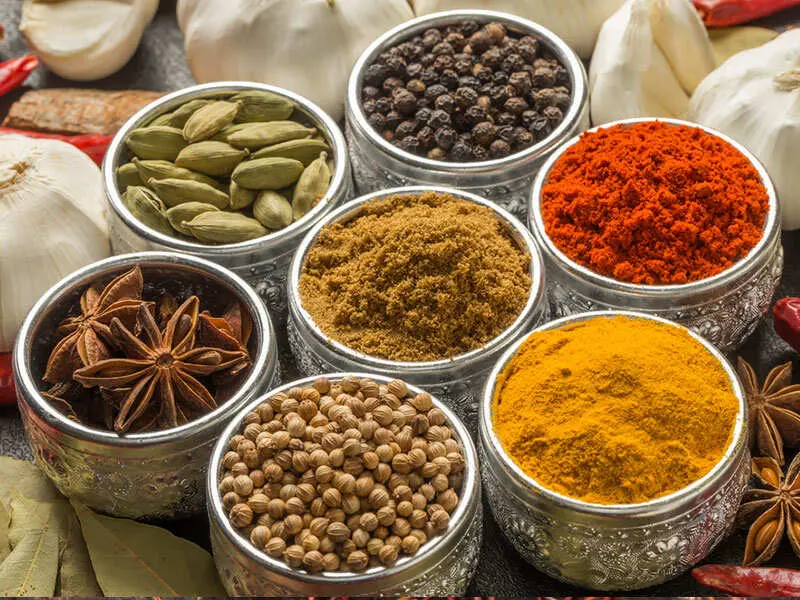 بسته‌بندی‌های مختلف ادویه با توجه به کیفیت و نوع مواد