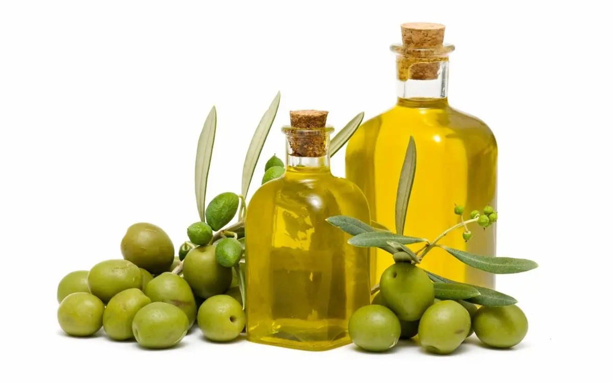 روغن زیتون در داخل یک بطری شیشه‌ای با قطره‌های روغن